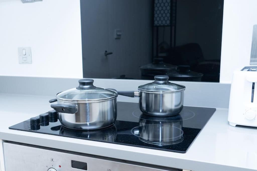 1 Bed Luxury Comfortable Apt Londen Buitenkant foto