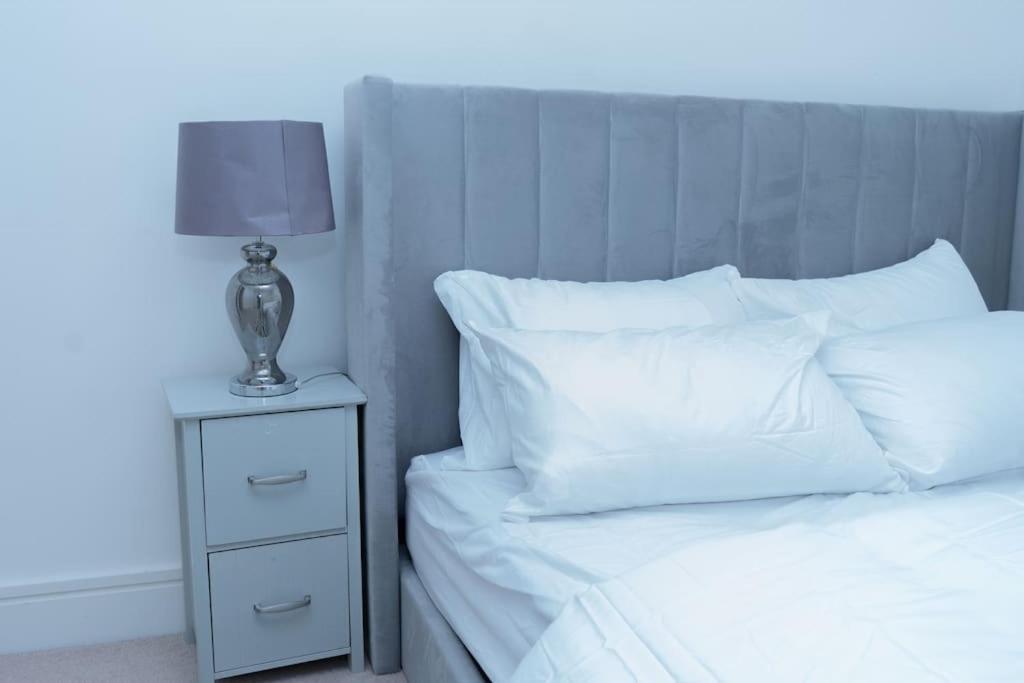 1 Bed Luxury Comfortable Apt Londen Buitenkant foto