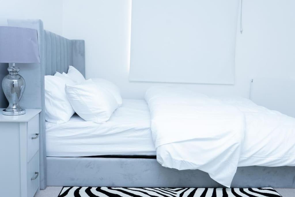 1 Bed Luxury Comfortable Apt Londen Buitenkant foto