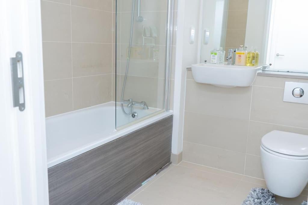 1 Bed Luxury Comfortable Apt Londen Buitenkant foto